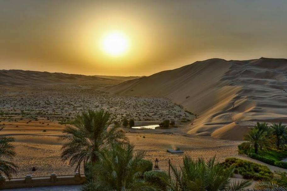 Le dune accanto al Qasr Al Sarab Resort attendono i corridori al termine della prima tappa dell&#39;Abu Dhabi Tour. Bettini